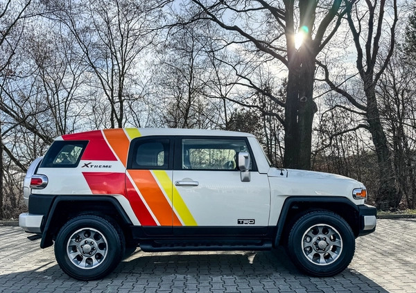 Toyota FJ cena 156900 przebieg: 86000, rok produkcji 2013 z Warszawa małe 301